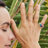 Bunter Chakra Ring aus echten Edelsteinen in den sieben Chakra Farben.