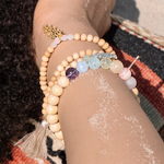 Chakra Armband aus hellen Sandelholz Perlen und sieben Chakra Edelsteinen.