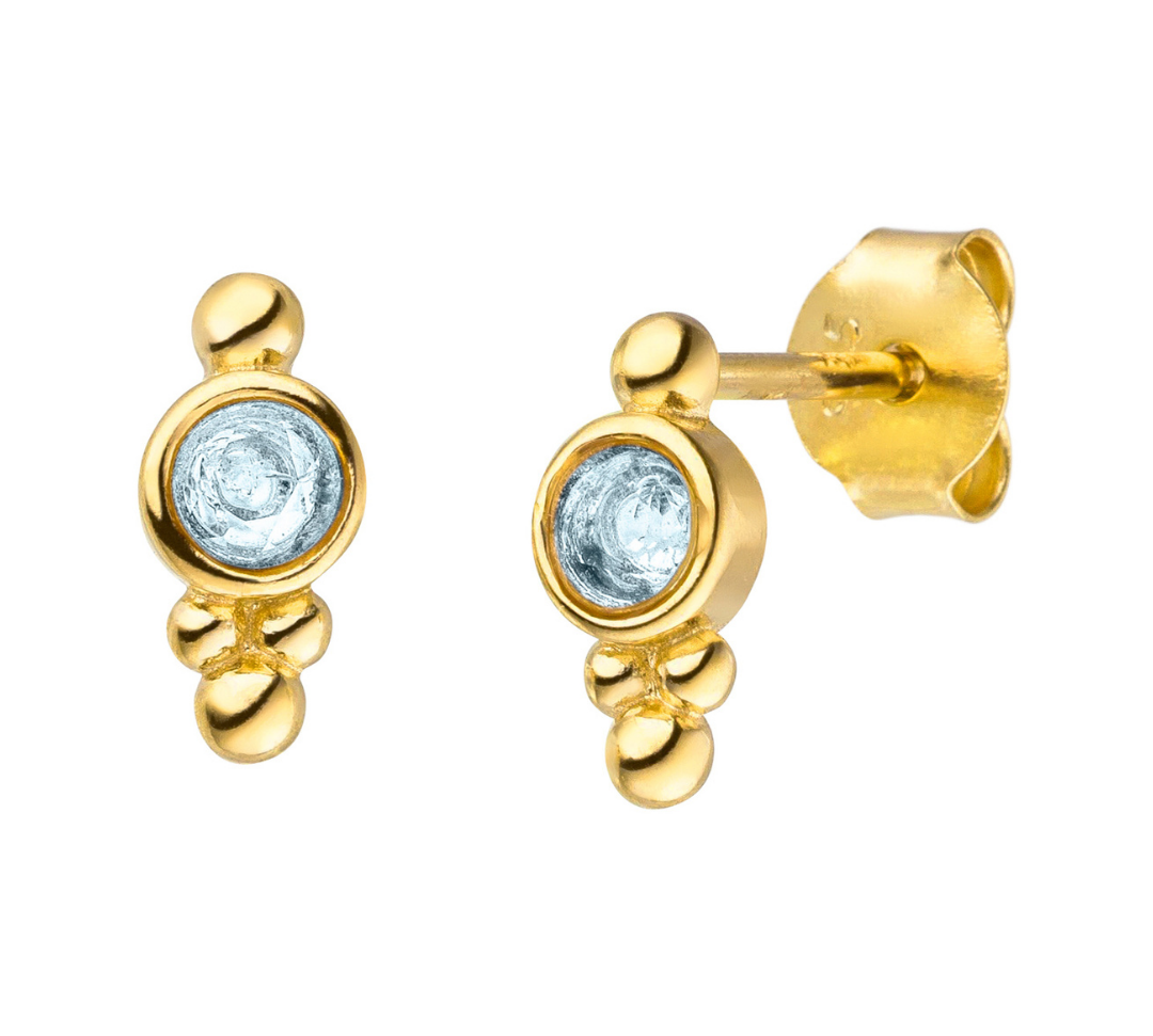 Geburtsstein Ohrringe März mit Aquamarin Edelsteinen aus vergoldetem Sterlingsilber.