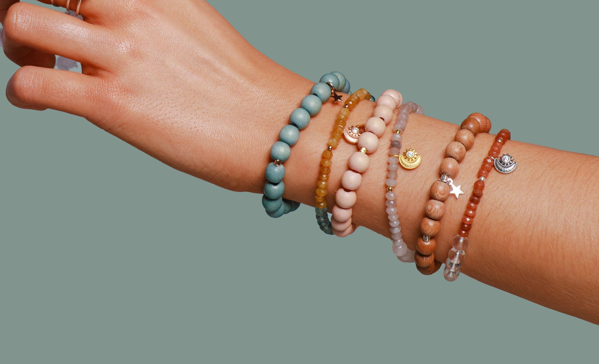 Handmala Armbänder mit Bedeutung.