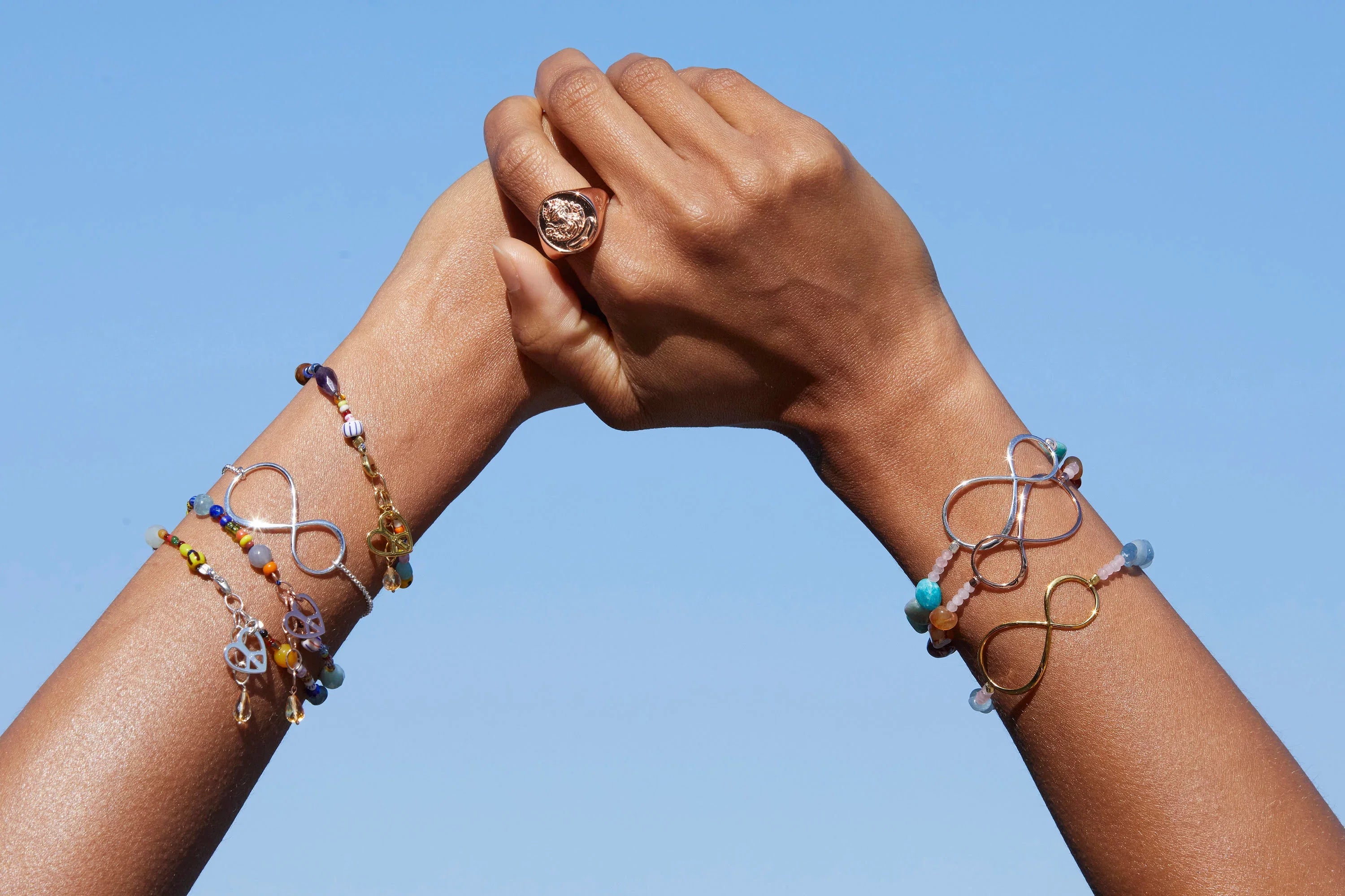 Yoga und Chakra Armbänder als Glücksbringer Schmuck.