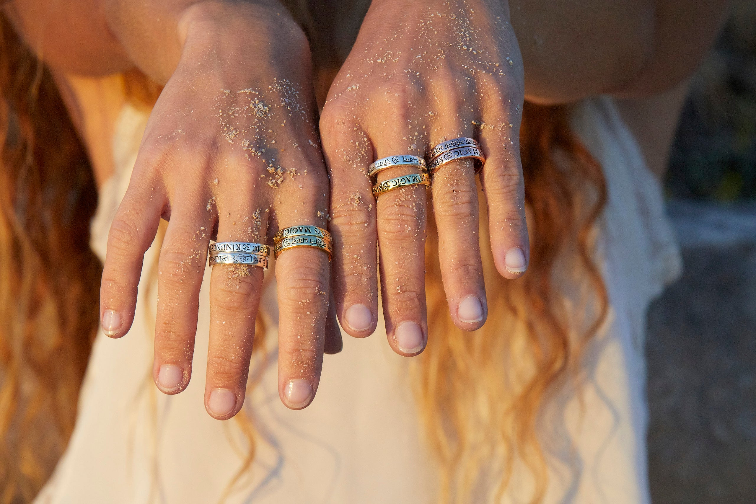 Ringe mit Heilsteinen und achtsamen Yoga-Symbolen