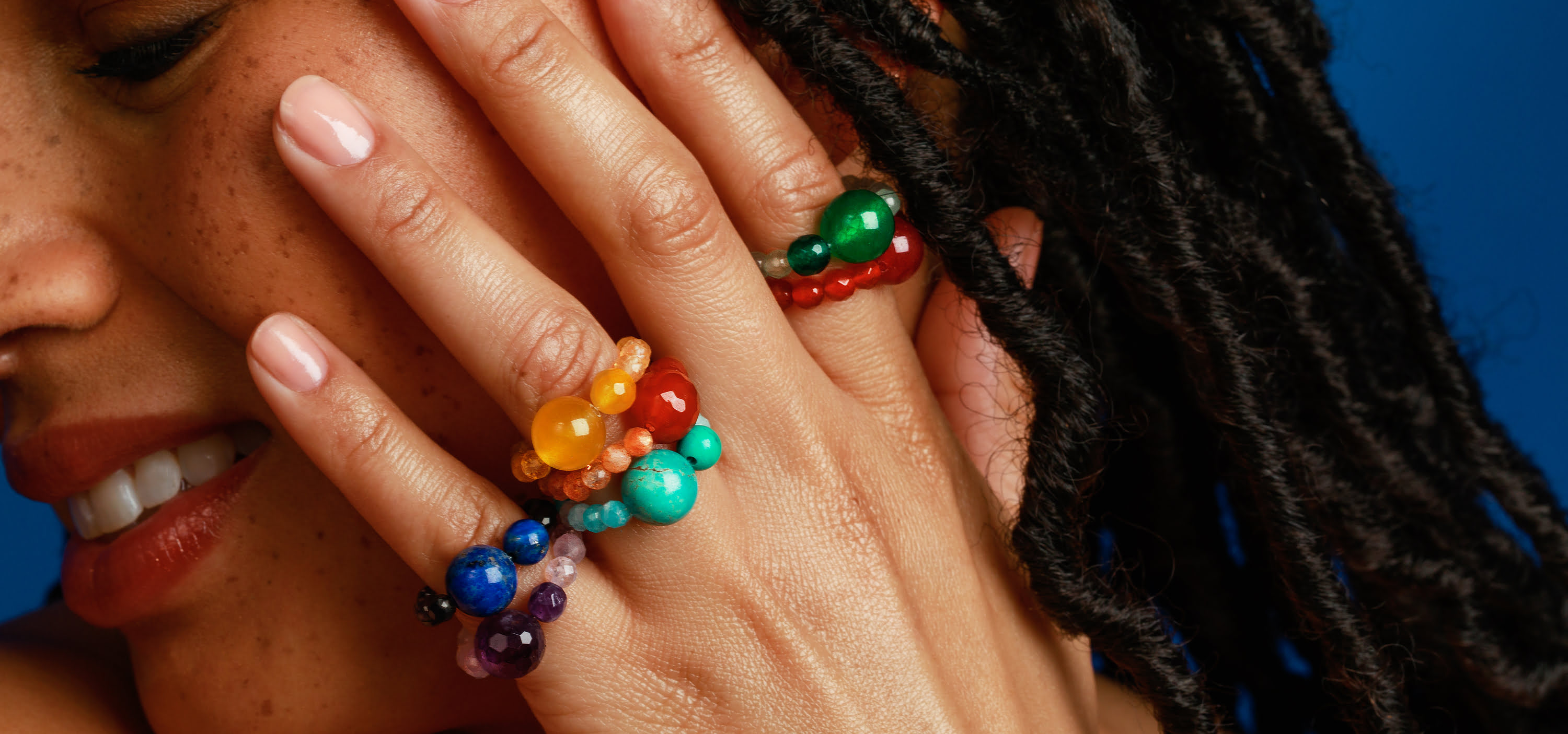 Ringe mit Heilsteinen und achtsamen Yoga-Symbolen