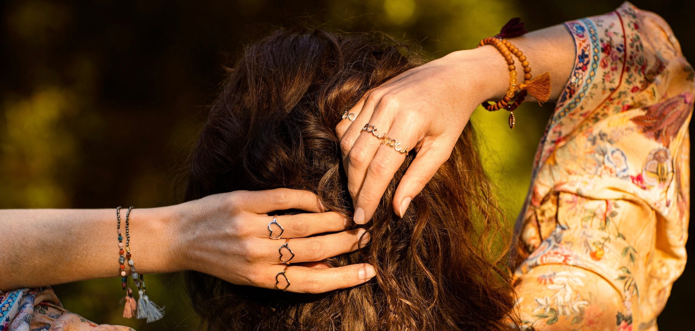 Frau mit hoffnungstreager BE NOW Collection Schmuck.