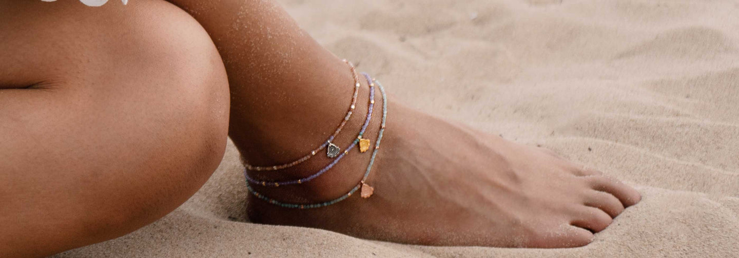 Fußketten mit Edelsteinen und Glücksbringer Anhängern im Ibiza Boho Style.