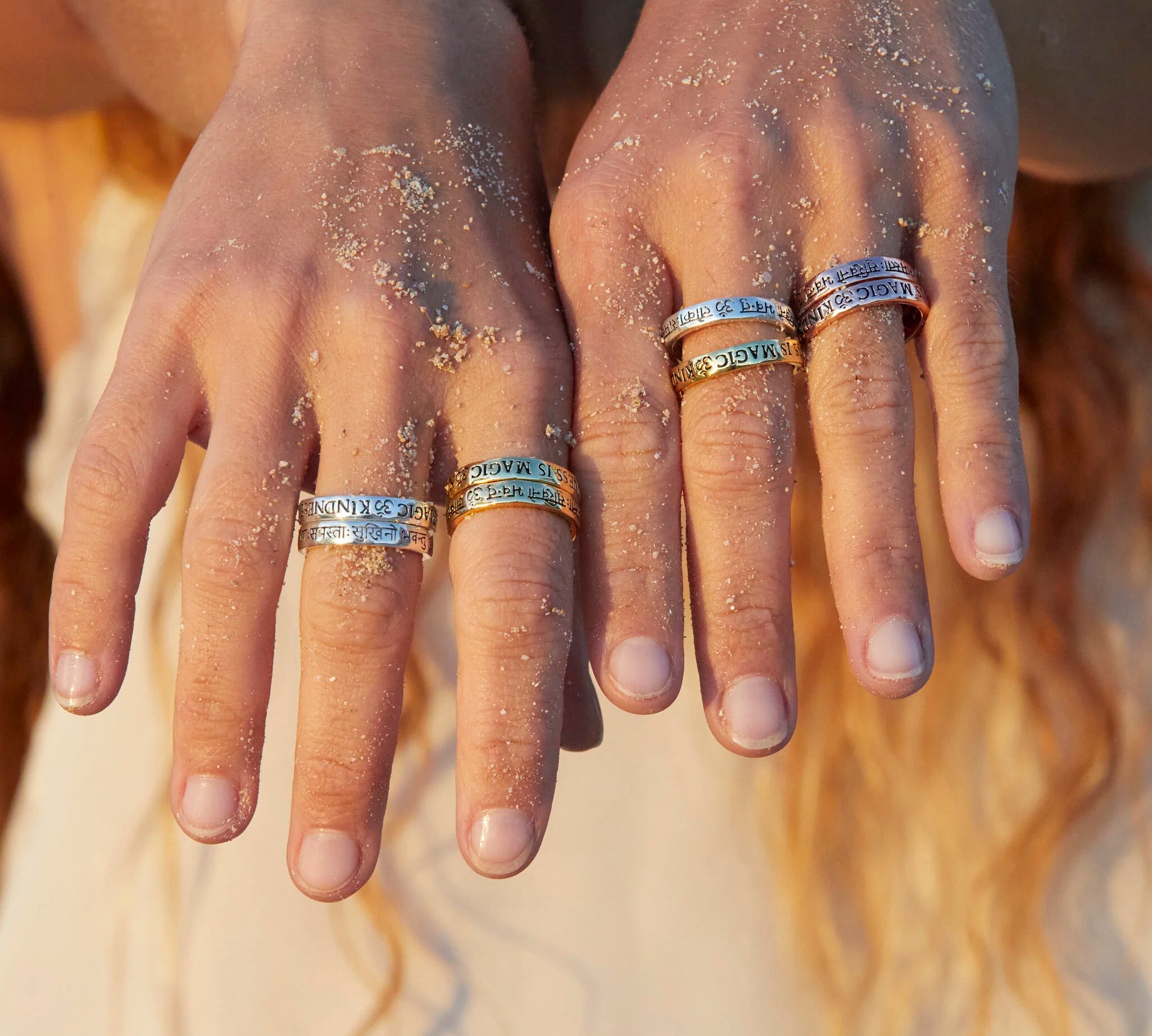 Yoga Mantra-Ringe aus Silber, vergoldet mit „Kindness is Magic“ & Sanskrit-Mantra. Für Mitgefühl, Achtsamkeit & tägliche Erinnerung. Farbkombination wählbar. Jetzt Wunschring entdecken!
