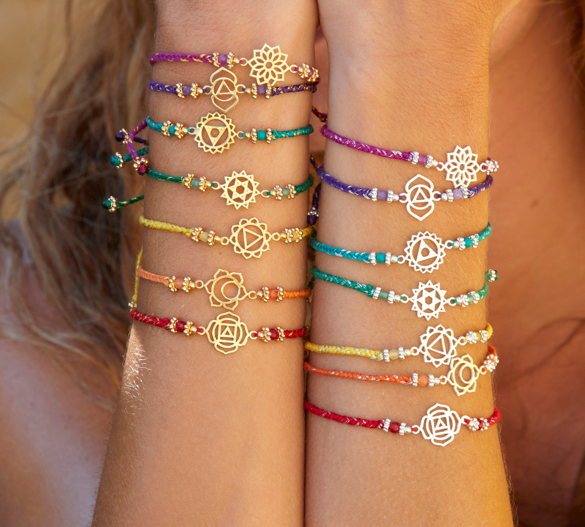 sieben-chakra-Armbänder-mit-Symbole-in-der-Sonne