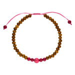 Wurzelchakra Armband aus roten Achat Steinen und zarten Sandelholz Perlen. Mit Makramee Verschluss. Einheitsgröße.