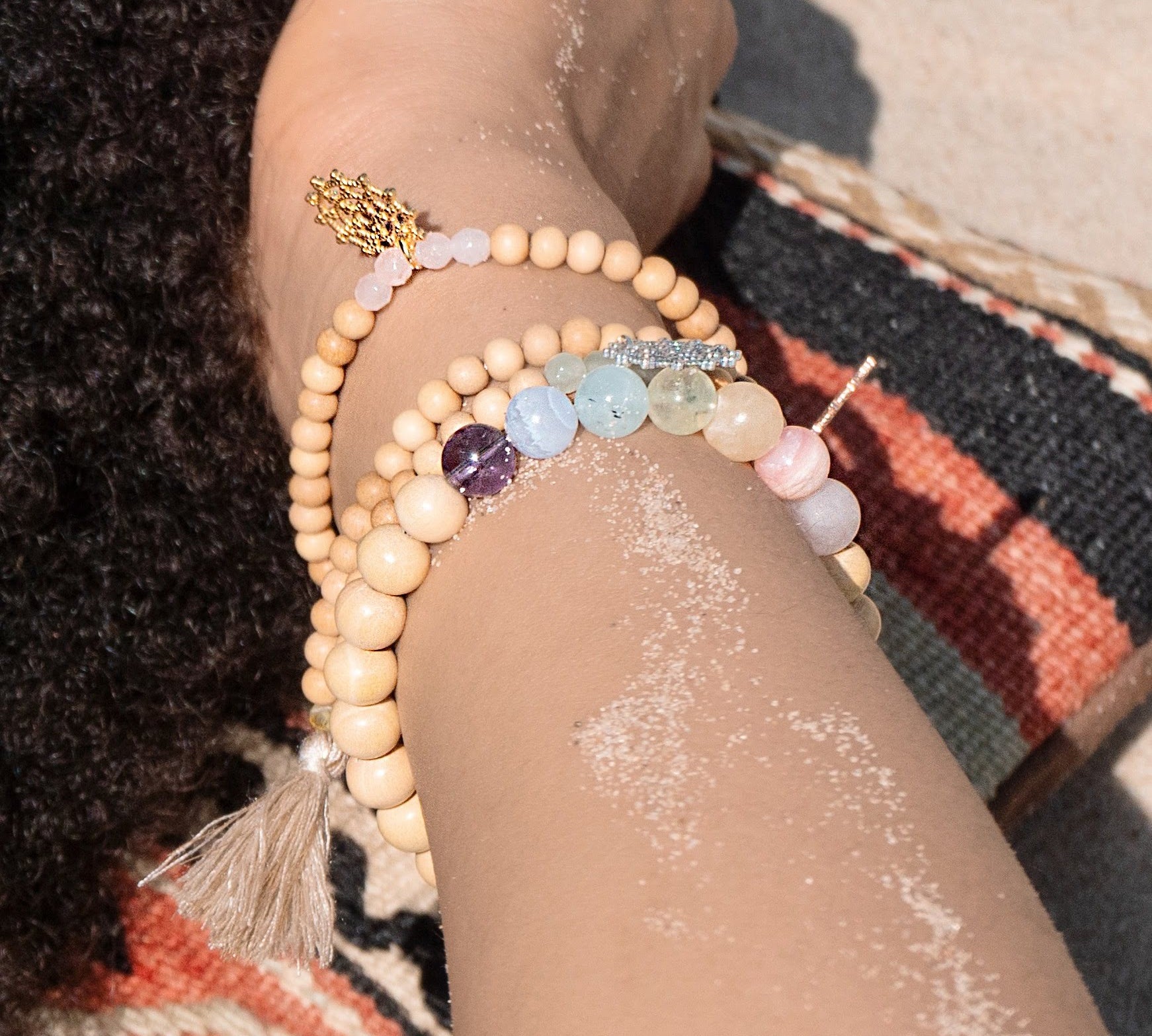 Chakra Armband aus hellen Sandelholz Perlen und sieben Chakra Edelsteinen.