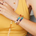 Chakra Armband mit 7 bunten Chakra Edelsteinen und Tulsi Perlen. Stretch-Armband, ca. 17 cm.