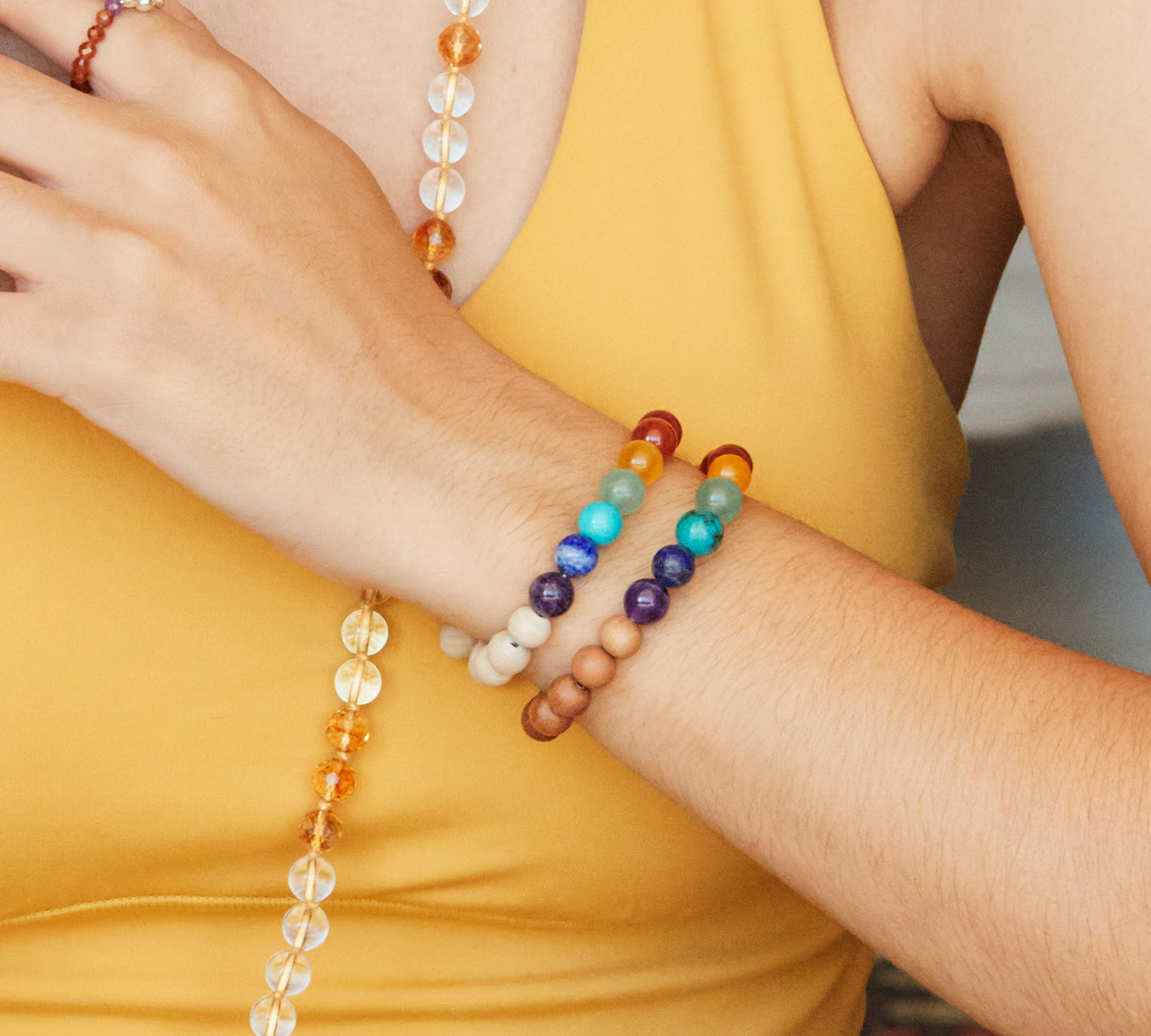 Chakra Armband mit 7 bunten Chakra Edelsteinen und Tulsi Perlen. Stretch-Armband, ca. 17 cm.