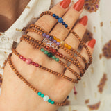 Chakra Armbänder aus Sandelholz und Halbedelstein Perlen mit Makramee Verschluss.