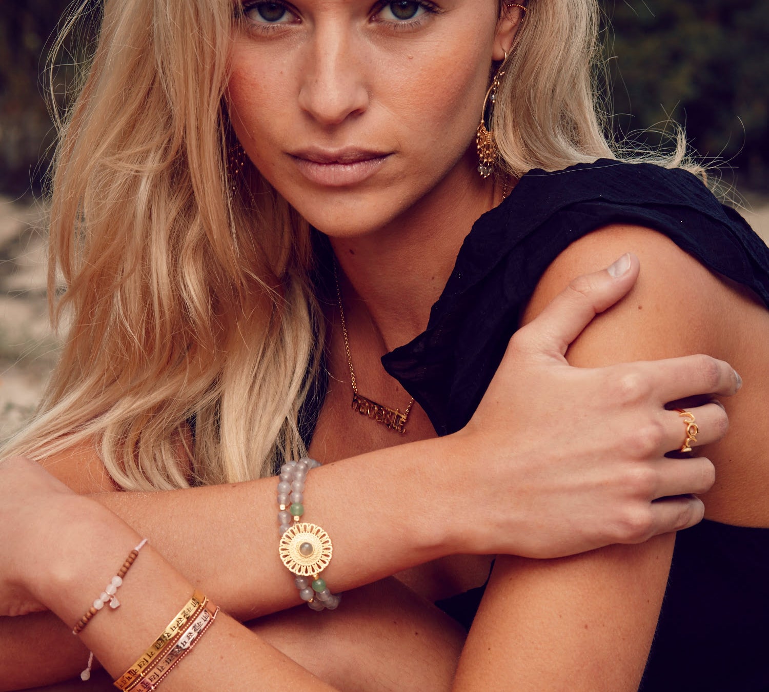 Edelstein Stretcharmband aus milchig grauen Achat Perlen und goldenem Mandala Amulett.