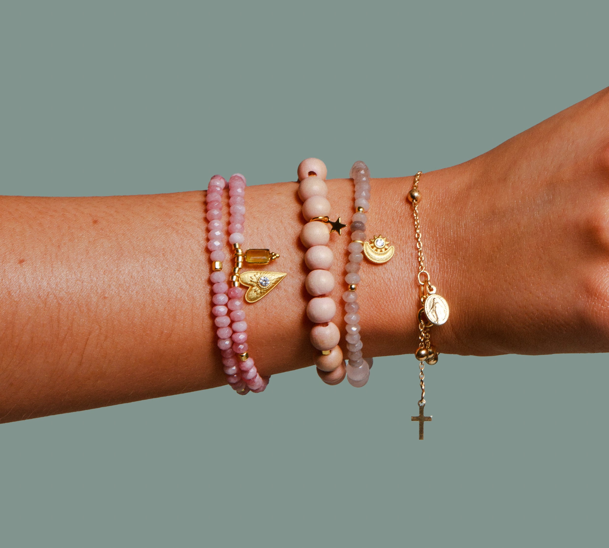 Doppelreihiges Armband „Open heart“ mit Achat, Kristall & gelber Chalcedon. Für Herzensenergie, sanfte Transformation und Leichtigkeit.
