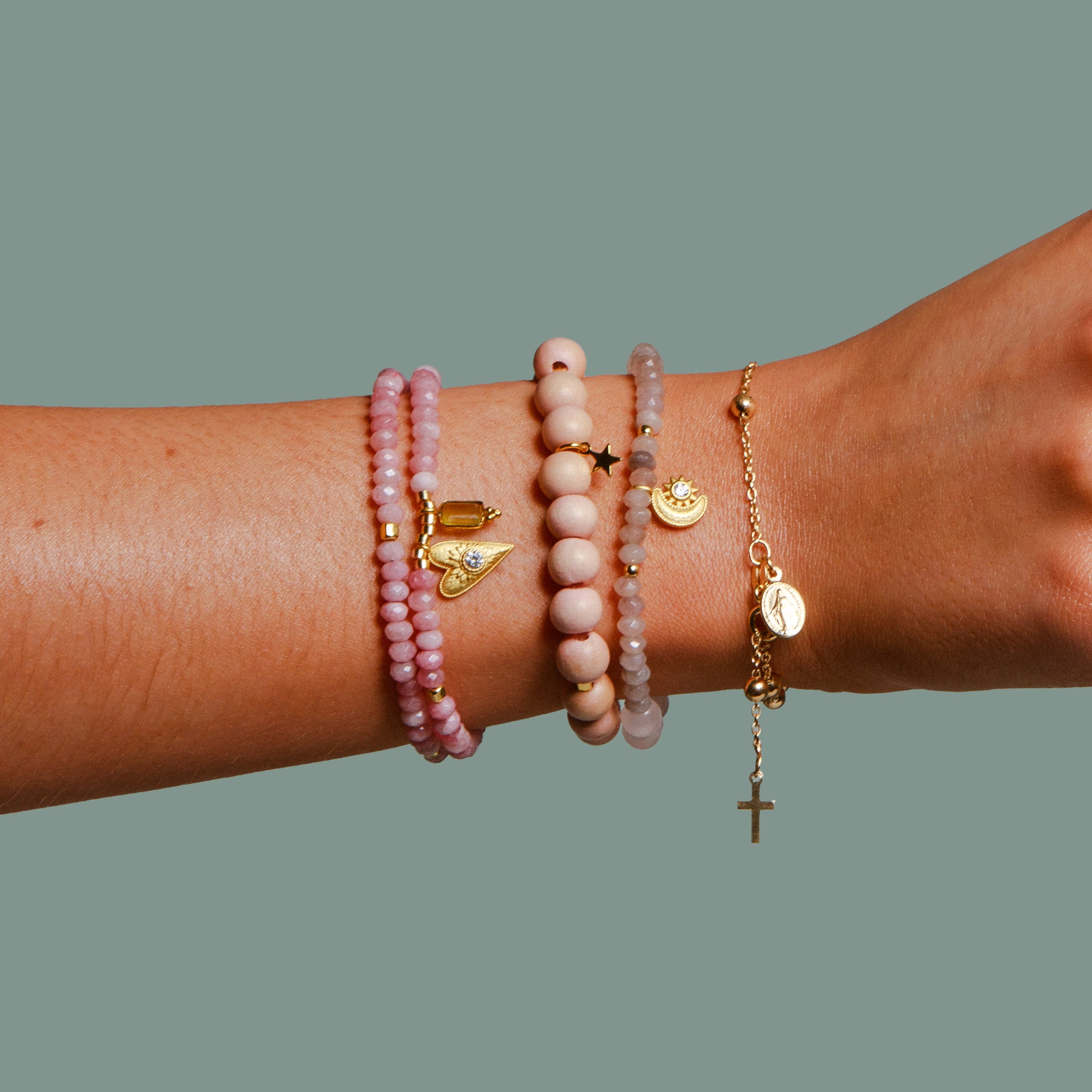 Doppelreihiges Armband „Open heart“ mit Achat, Kristall & gelber Chalcedon. Für Herzensenergie, sanfte Transformation und Leichtigkeit.
