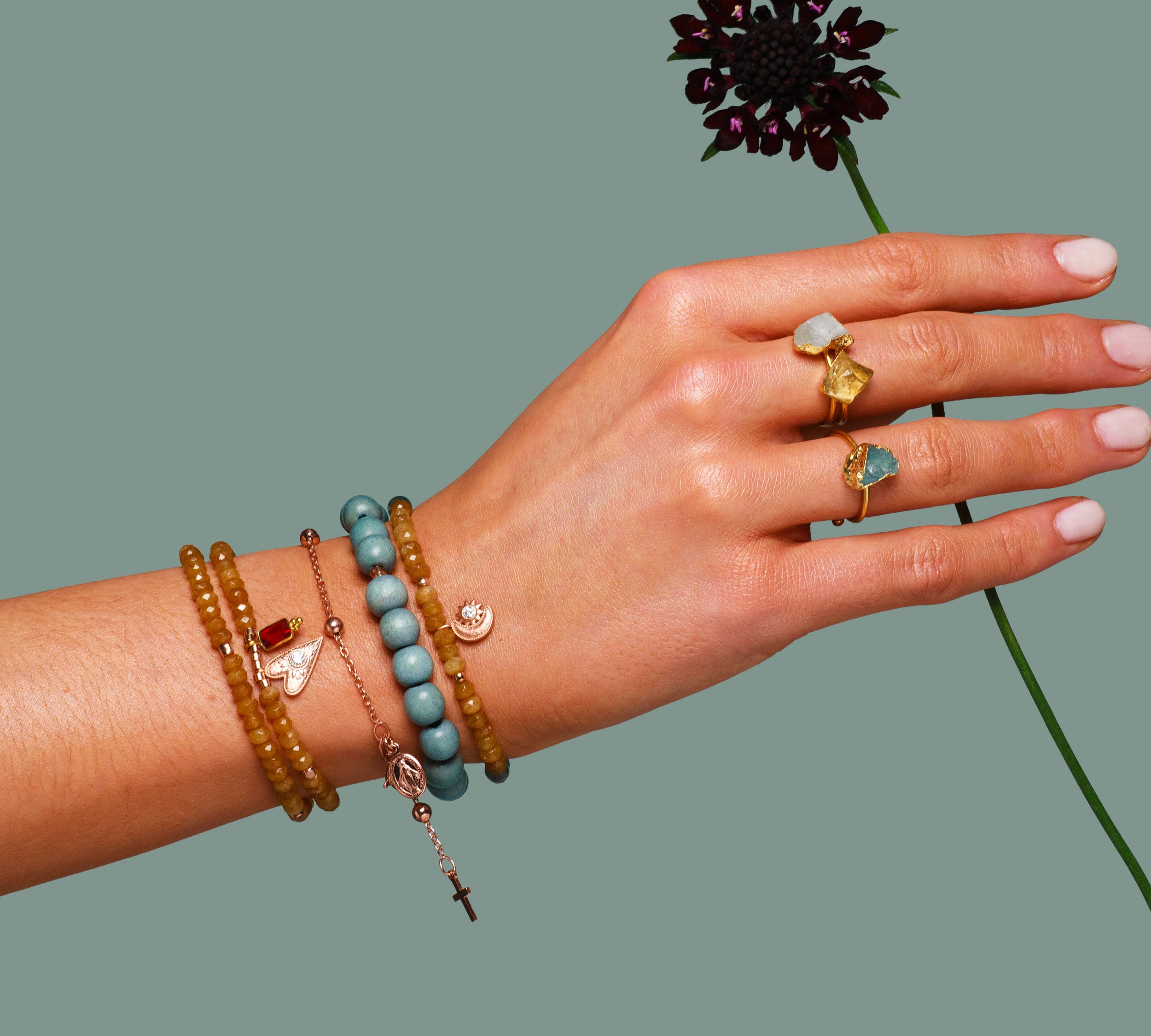 Handmala Set aus Achat, Apatit und Holzperlen. Sonne-Mond-Anhänger für Balance, Stärke und Ruhe. Ein spirituelles Duo für Erdung, Intuition und Leichtigkeit.