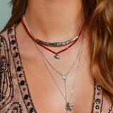 Edler Korallen Choker aus Silber mit Kristall und Lotusdetails. Für Offenheit, Mut und ein helles Strahlen im Alltag. Handgefertigt in Hamburg.