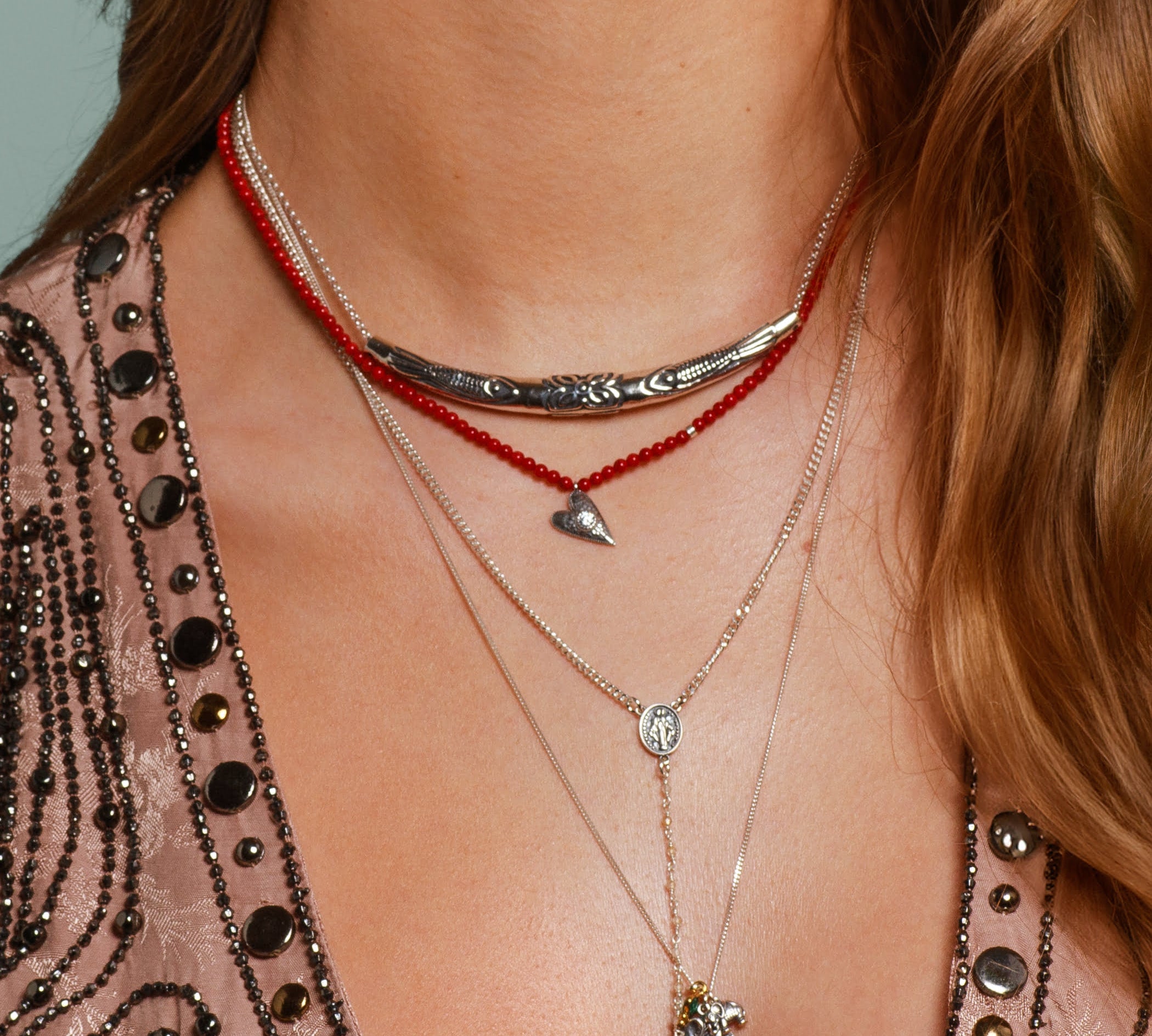 Edler Korallen Choker aus Silber mit Kristall und Lotusdetails. Für Offenheit, Mut und ein helles Strahlen im Alltag. Handgefertigt in Hamburg.