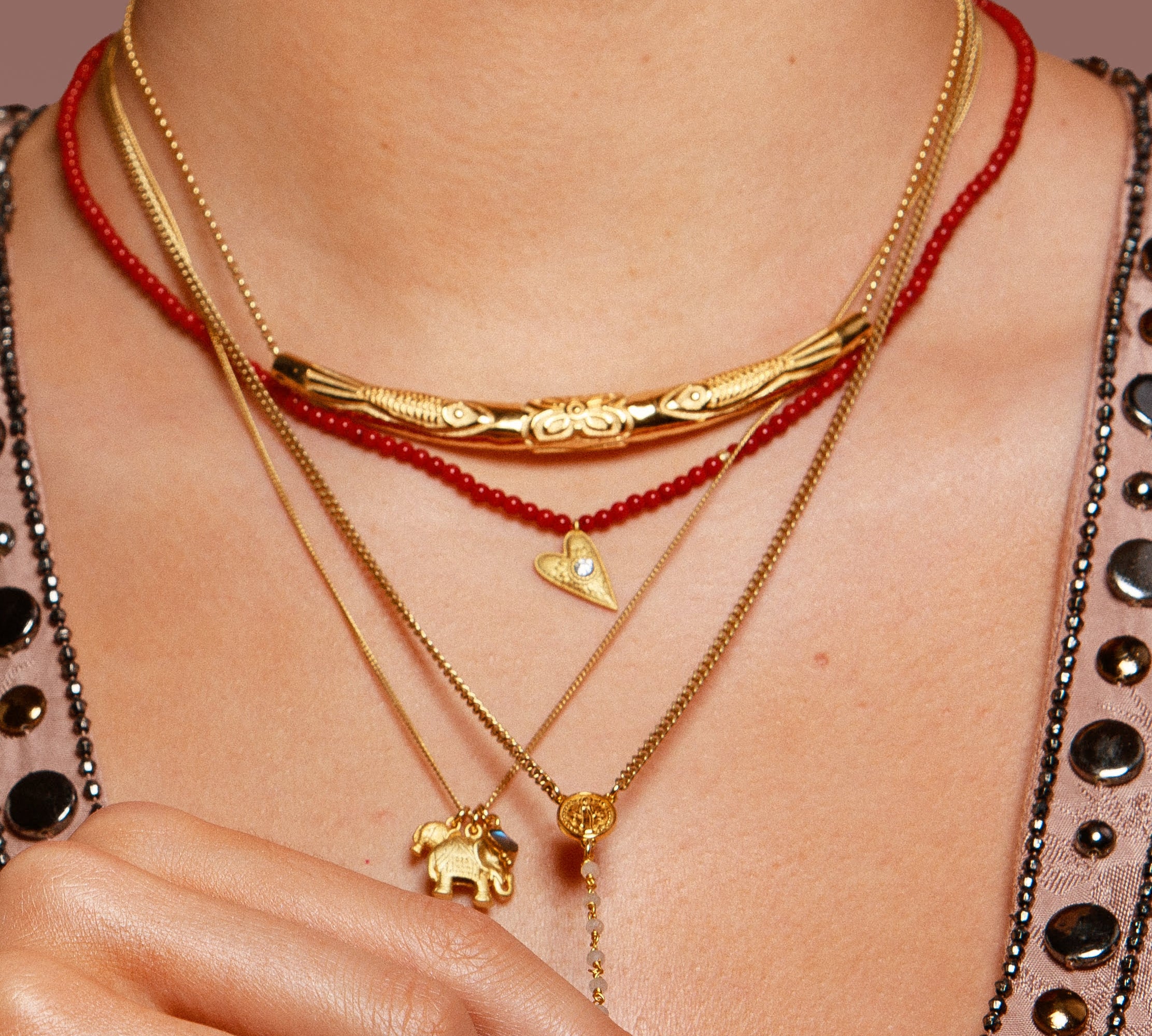 Korallen Choker mit funkelndem Herzanhänger, Lotusblättern und Schutzkorallen. Für Zuversicht, Transformation und inneres Strahlen.