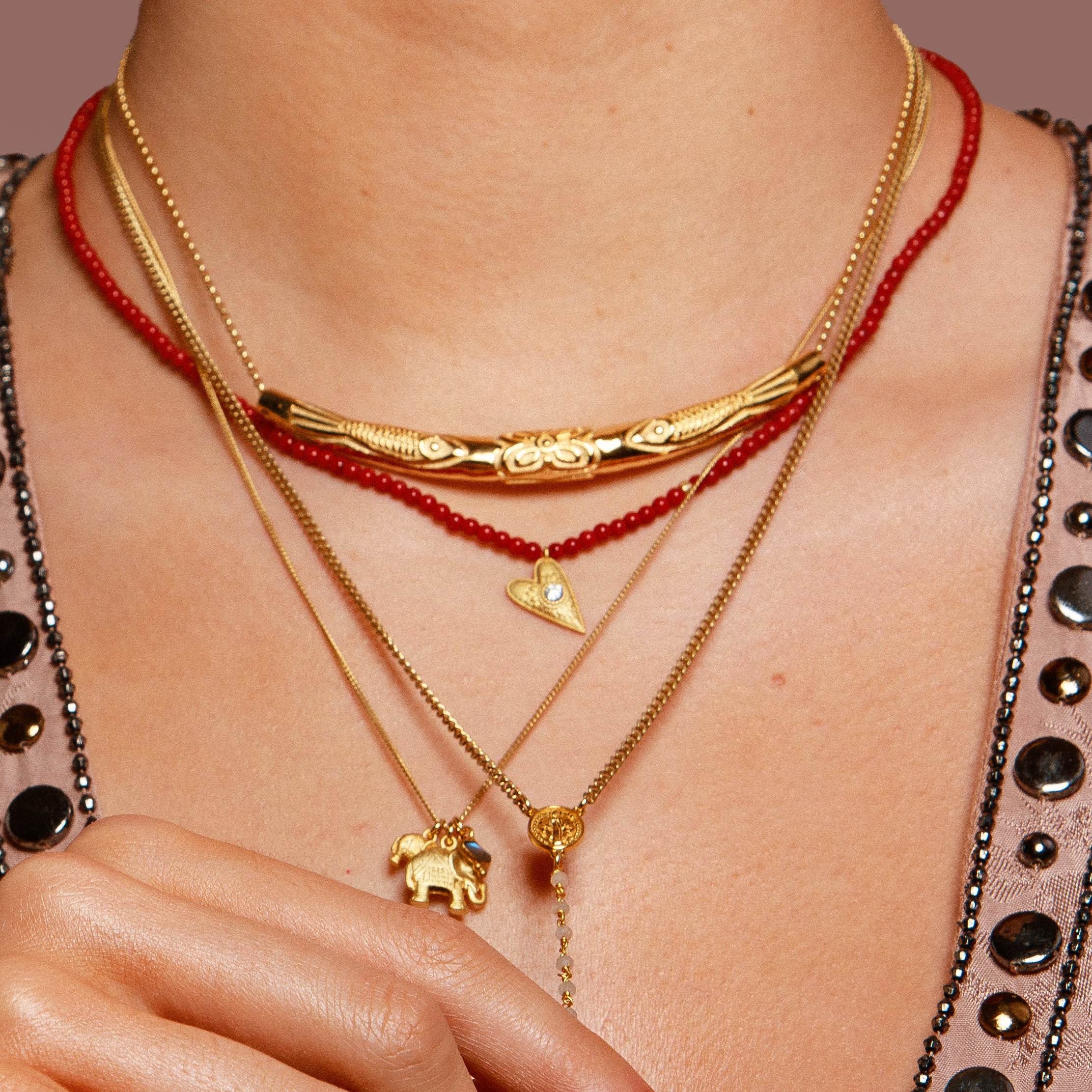 Korallen Choker mit funkelndem Herzanhänger, Lotusblättern und Schutzkorallen. Für Zuversicht, Transformation und inneres Strahlen.