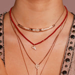 Ein Choker voller Wärme: Korallen für Schutz, Lotus für Wandel, Kristall für Strahlen. Handgefertigt in Hamburg – für dein offenes Herz.
