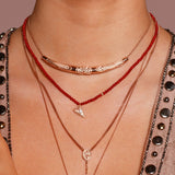 Ein Choker voller Wärme: Korallen für Schutz, Lotus für Wandel, Kristall für Strahlen. Handgefertigt in Hamburg – für dein offenes Herz.
