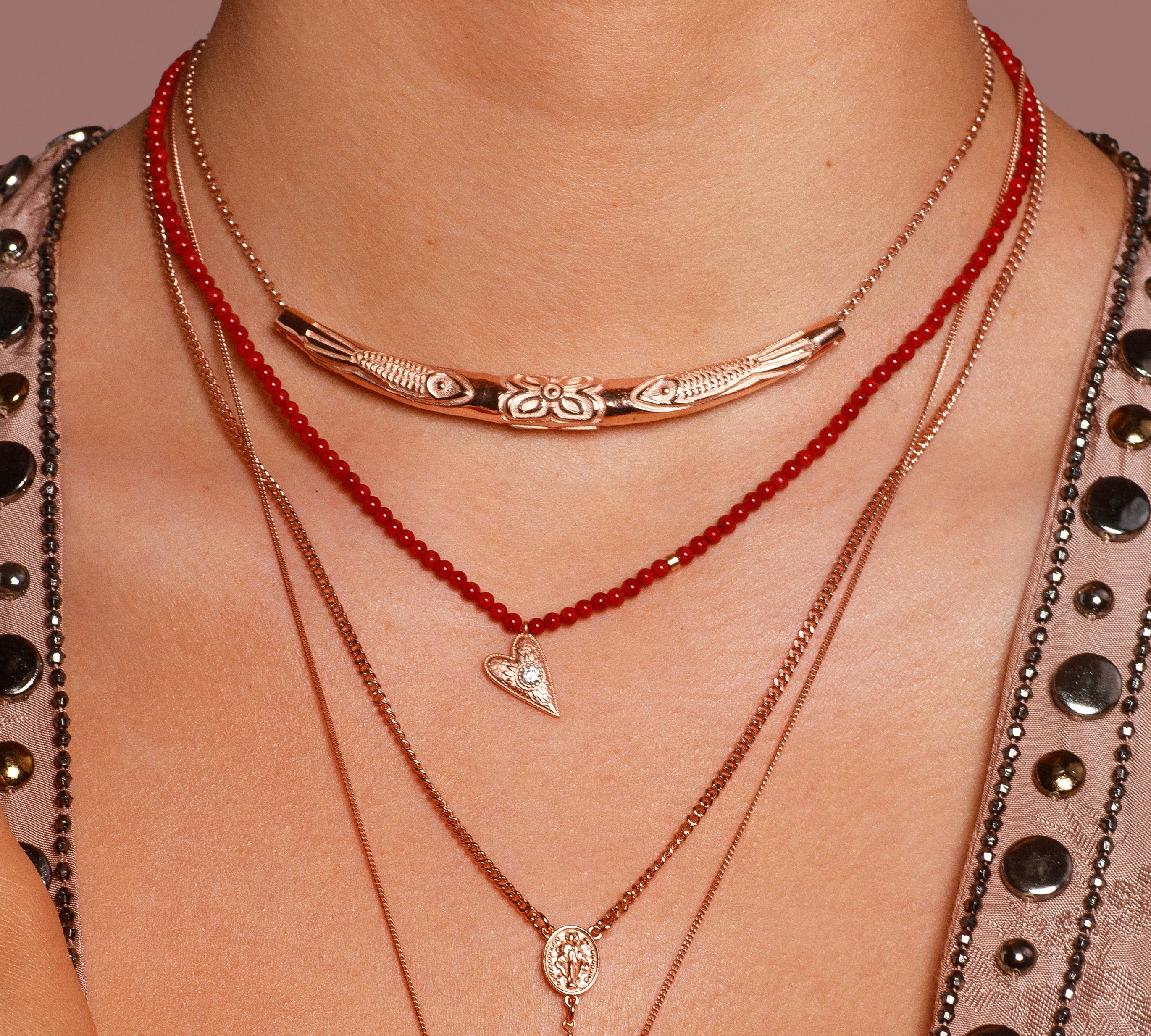 Ein Choker voller Wärme: Korallen für Schutz, Lotus für Wandel, Kristall für Strahlen. Handgefertigt in Hamburg – für dein offenes Herz.
