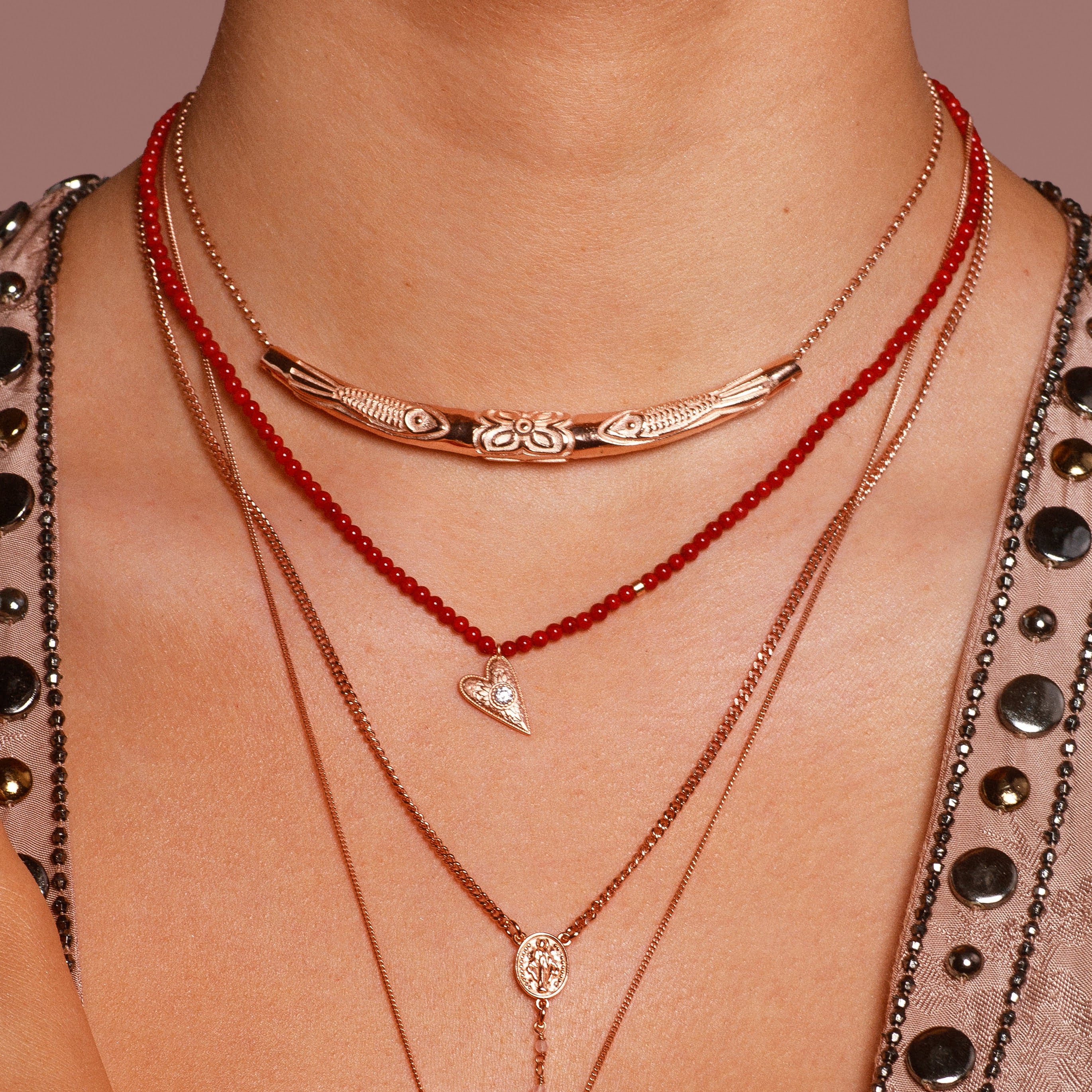 Ein Choker voller Wärme: Korallen für Schutz, Lotus für Wandel, Kristall für Strahlen. Handgefertigt in Hamburg – für dein offenes Herz.
