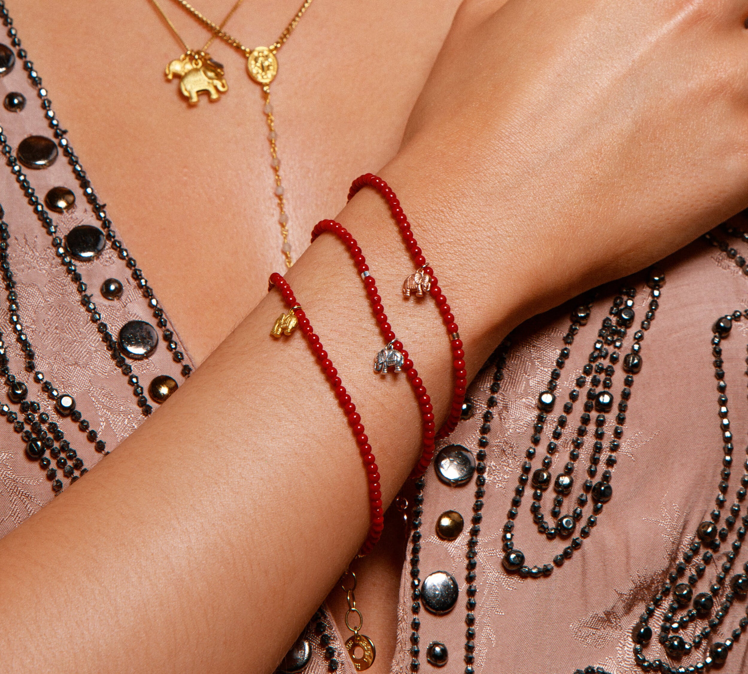 Korallenarmband „Trust“ aus Sterlingsilber: Schutzstein Koralle & Elefant für Vertrauen, Optimismus und innere Stärke. Handgefertigt in Hamburg.