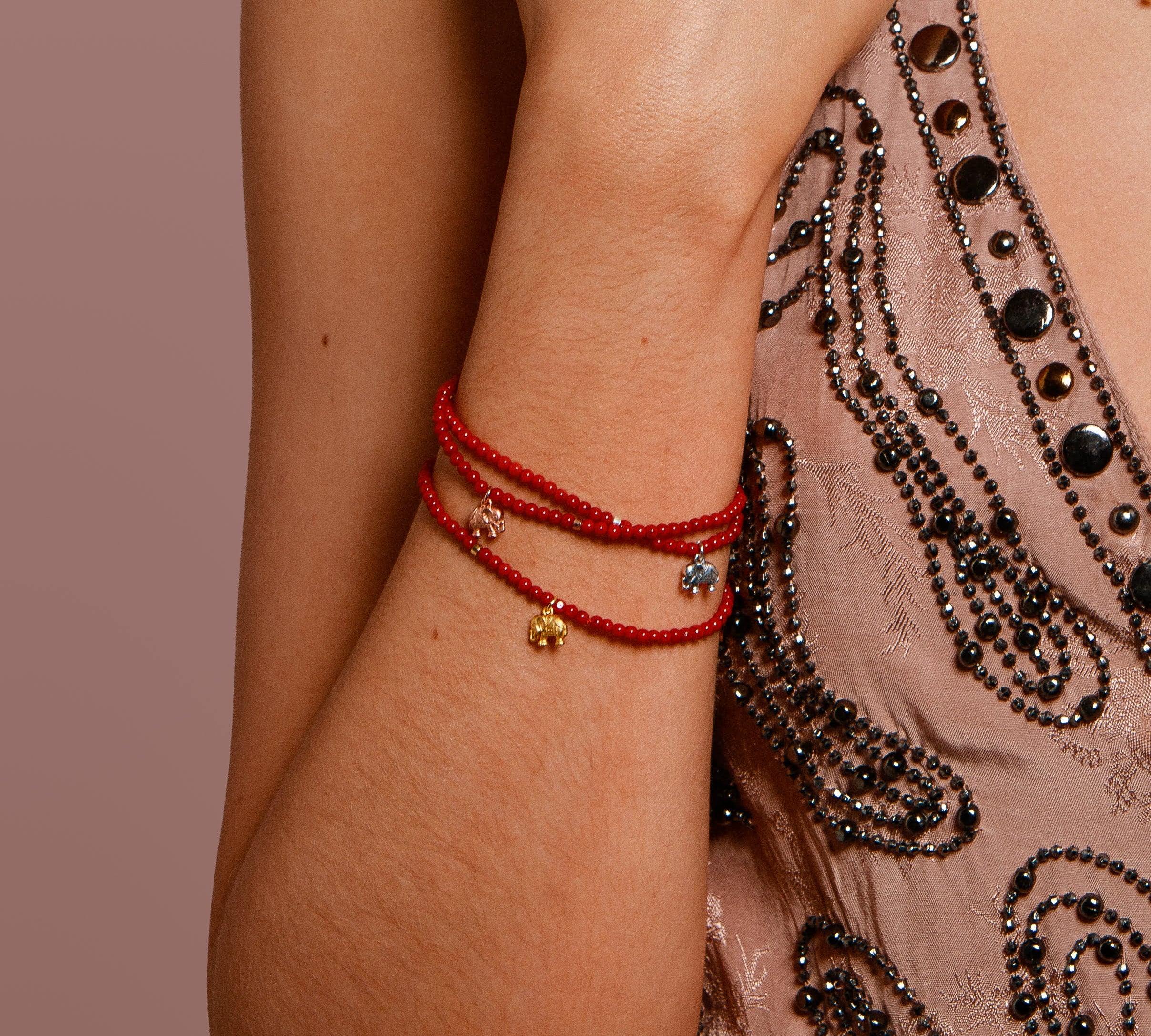 Korallenarmband „Trust“ aus Sterlingsilber: Schutzstein Koralle & Elefant für Vertrauen, Optimismus und innere Stärke. Handgefertigt in Hamburg.