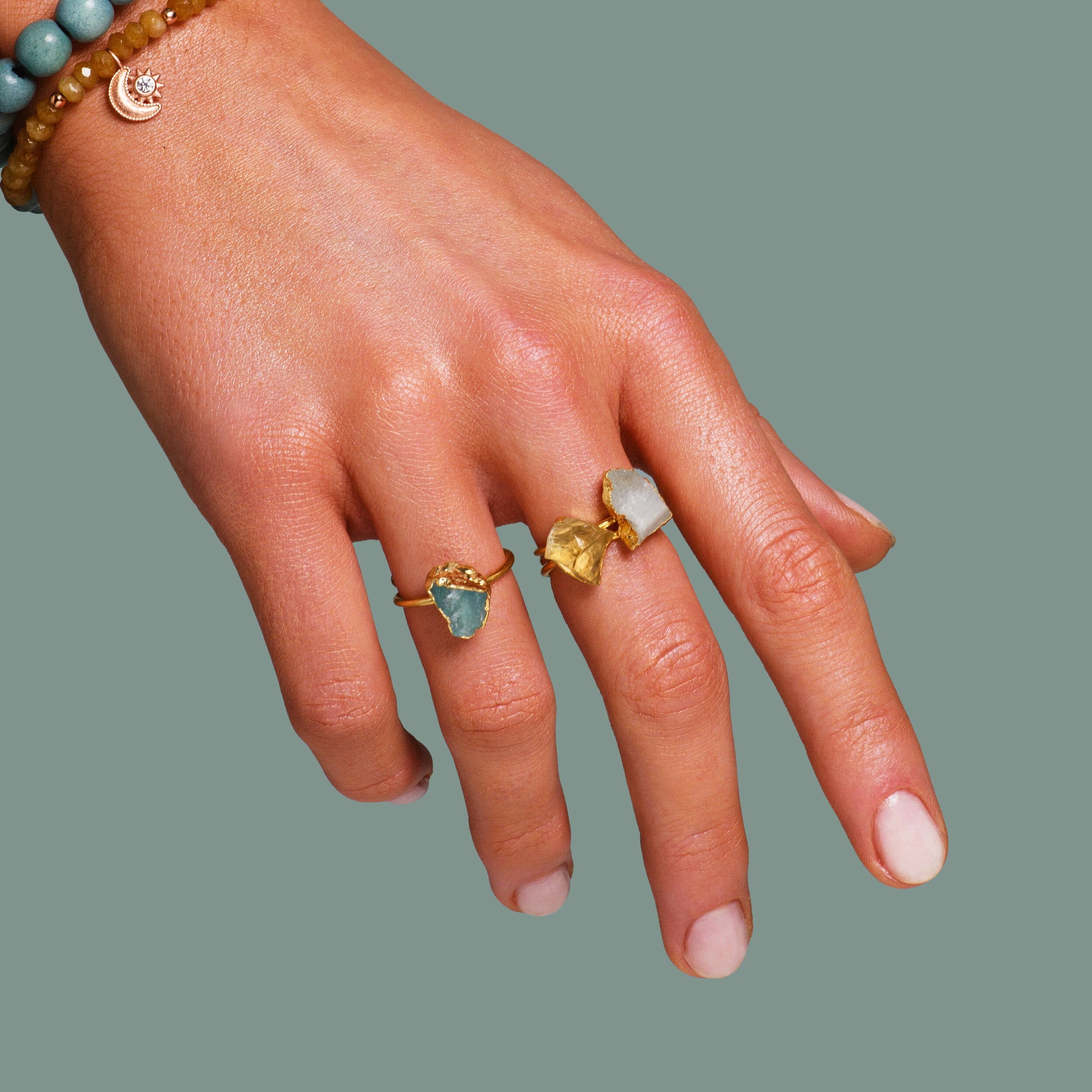 Ringe mit Edelsteinen aus reinem Sterlingsilber, vergoldet. Für positive Energie im Alltag. Größe verstellbar.