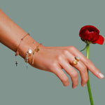 Das Armband „Prayer“ verbindet feine Kette und Rosenkranz-Details – ein stiller Segen, der Liebe, Schutz und Zuversicht im Alltag schenkt.
