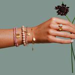 Das Armband „Prayer“ mit vergoldeten Kugeln und Madonnen-Anhänger begleitet dich wie ein stiller Segen und schenkt Schutz, Vertrauen und Liebe.
