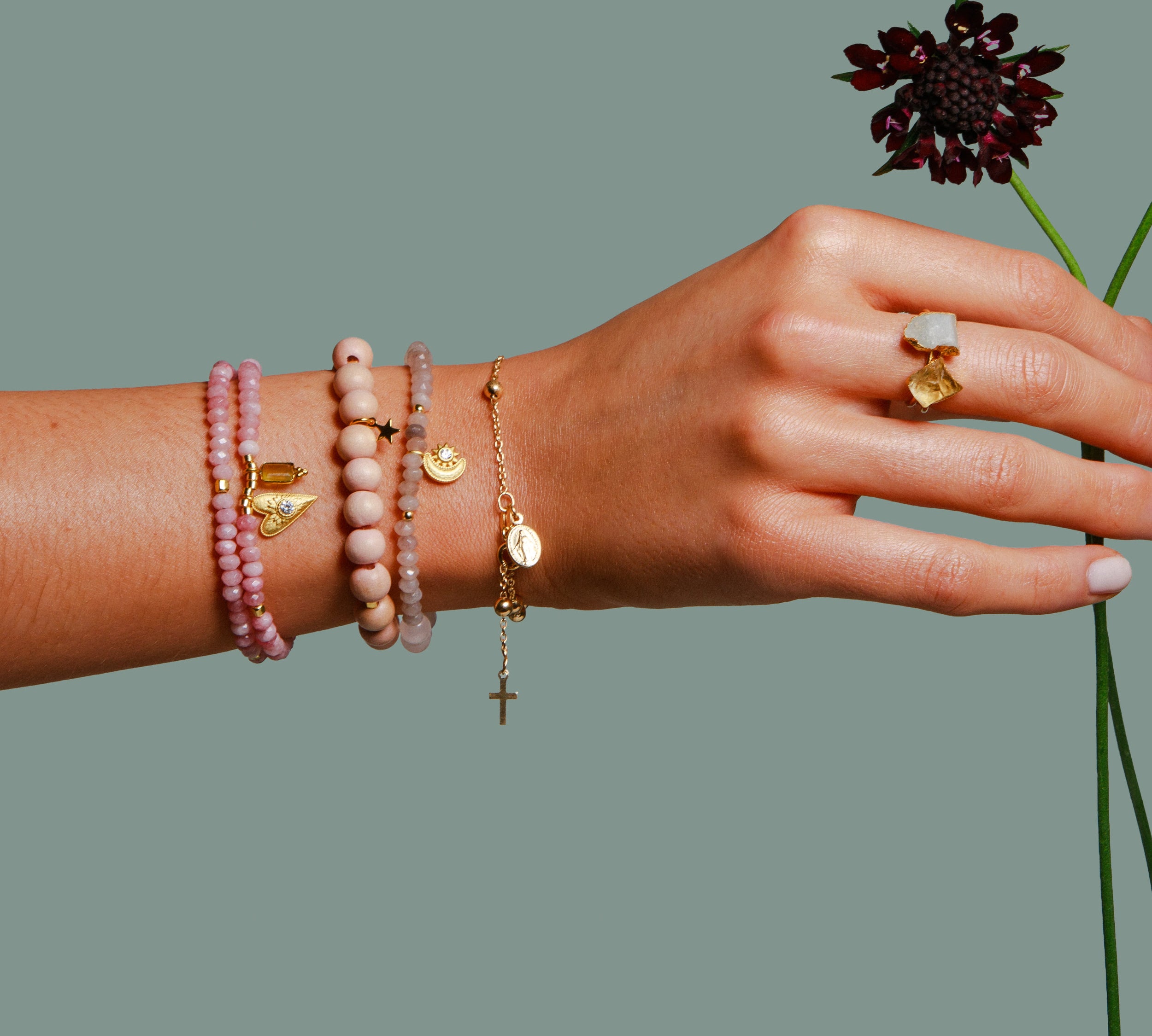 Das Armband „Prayer“ mit vergoldeten Kugeln und Madonnen-Anhänger begleitet dich wie ein stiller Segen und schenkt Schutz, Vertrauen und Liebe.
