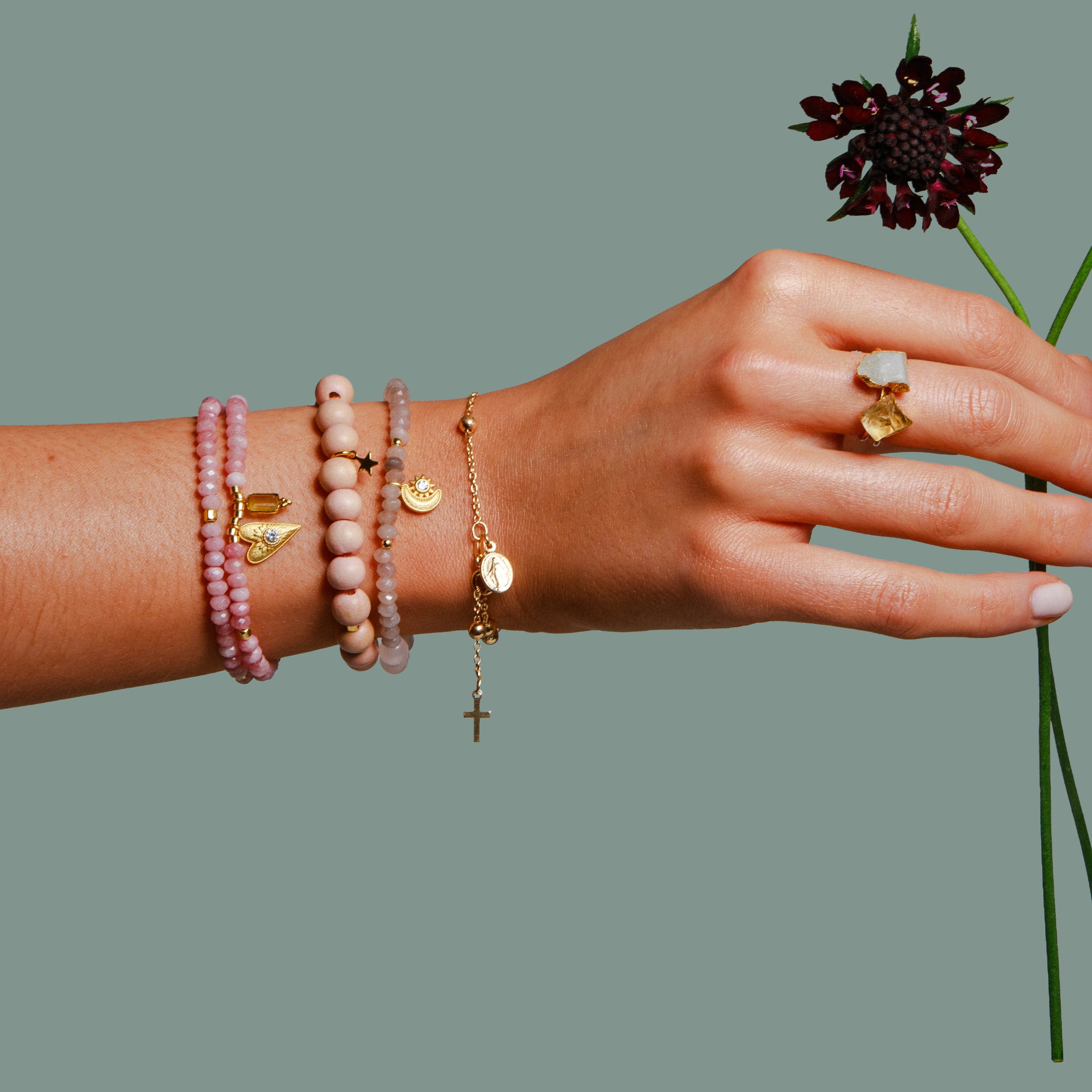 Das Armband „Prayer“ mit vergoldeten Kugeln und Madonnen-Anhänger begleitet dich wie ein stiller Segen und schenkt Schutz, Vertrauen und Liebe.
