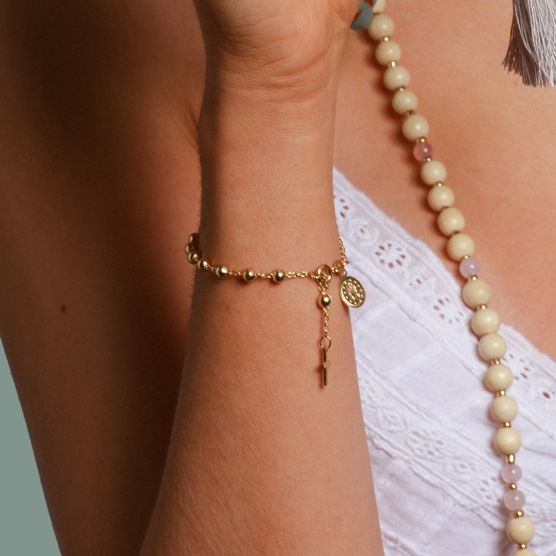 Das Armband „Prayer“ mit vergoldeten Kugeln und Madonnen-Anhänger begleitet dich wie ein stiller Segen und schenkt Schutz, Vertrauen und Liebe.
