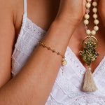 Das Armband „Prayer“ mit vergoldeten Kugeln und Madonnen-Anhänger begleitet dich wie ein stiller Segen und schenkt Schutz, Vertrauen und Liebe.
