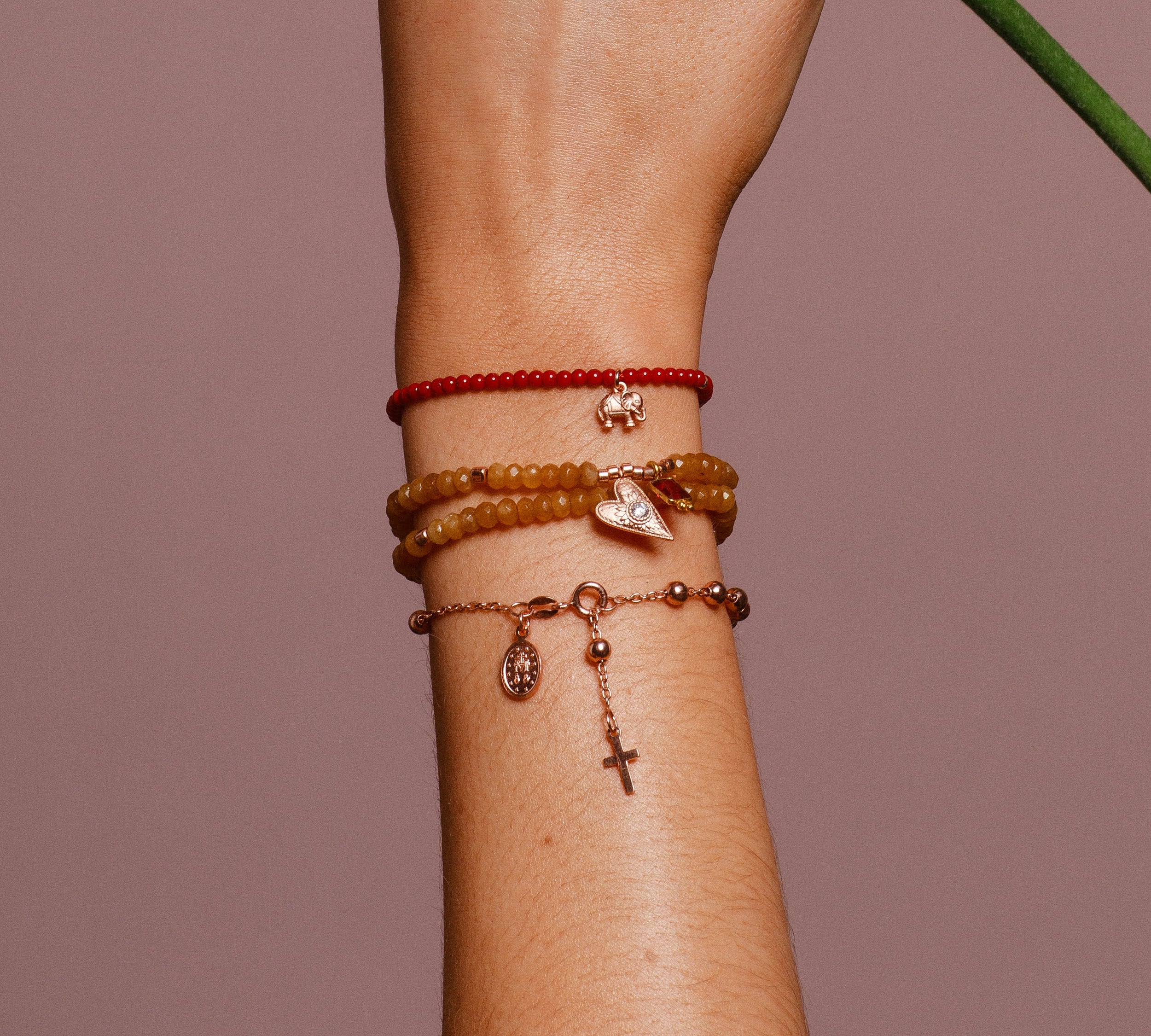 Das Armband „Prayer“ verbindet feine Kette und Rosenkranz-Details – ein stiller Segen, der Liebe, Schutz und Zuversicht im Alltag schenkt.
