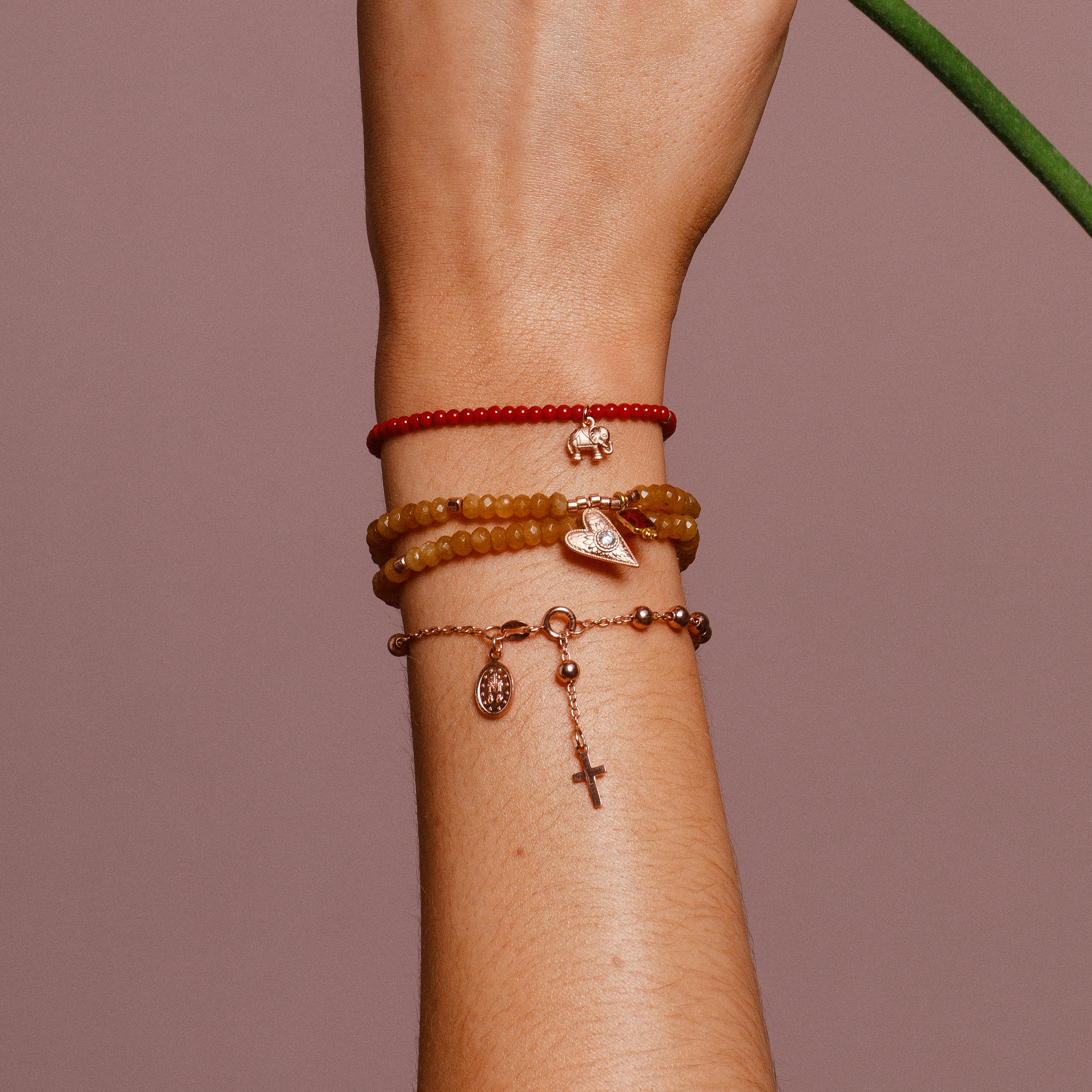 Das Armband „Prayer“ verbindet feine Kette und Rosenkranz-Details – ein stiller Segen, der Liebe, Schutz und Zuversicht im Alltag schenkt.
