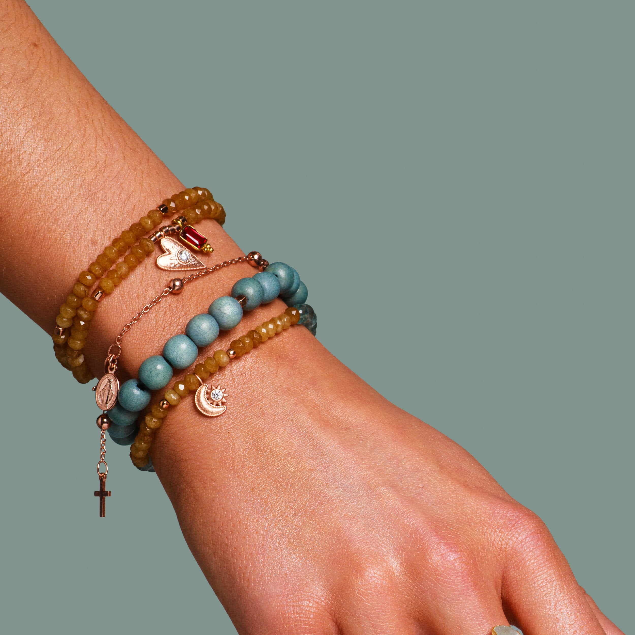 „Prayer“: Ein zartes Armband mit Rosenkranz-Details, Madonna und Kreuz – dein täglicher Begleiter für Schutz, Liebe und innere Zuversicht.