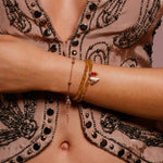 „Prayer“: Ein zartes Armband mit Rosenkranz-Details, Madonna und Kreuz – dein täglicher Begleiter für Schutz, Liebe und innere Zuversicht.