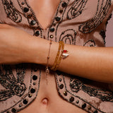 „Prayer“: Ein zartes Armband mit Rosenkranz-Details, Madonna und Kreuz – dein täglicher Begleiter für Schutz, Liebe und innere Zuversicht.