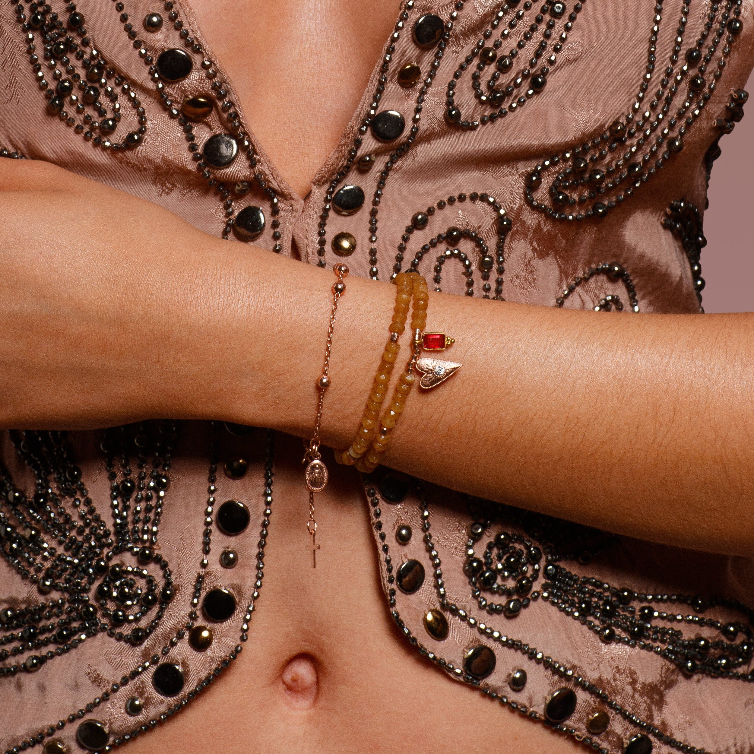 „Prayer“: Ein zartes Armband mit Rosenkranz-Details, Madonna und Kreuz – dein täglicher Begleiter für Schutz, Liebe und innere Zuversicht.