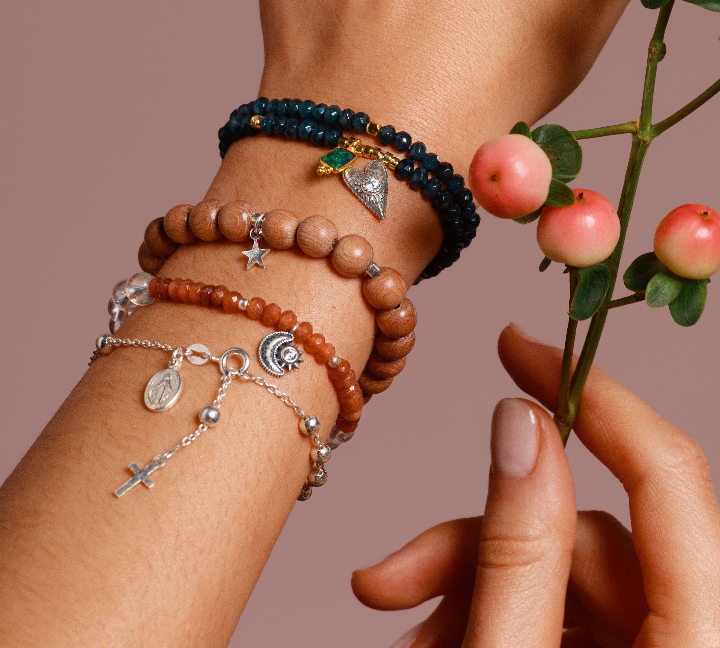 Doppelreihiges Stretcharmband „Open Heart & Smaragd“ mit Achat, Kristall & Smaragd. Für Herzensenergie, sanfte Transformation und innere Balance.
