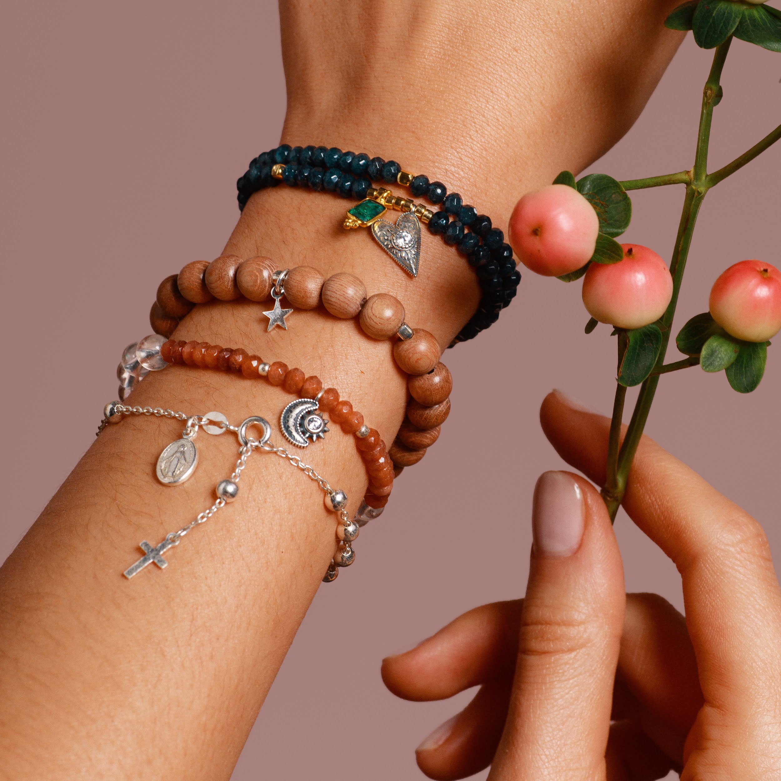 Doppelreihiges Stretcharmband „Open Heart & Smaragd“ mit Achat, Kristall & Smaragd. Für Herzensenergie, sanfte Transformation und innere Balance.
