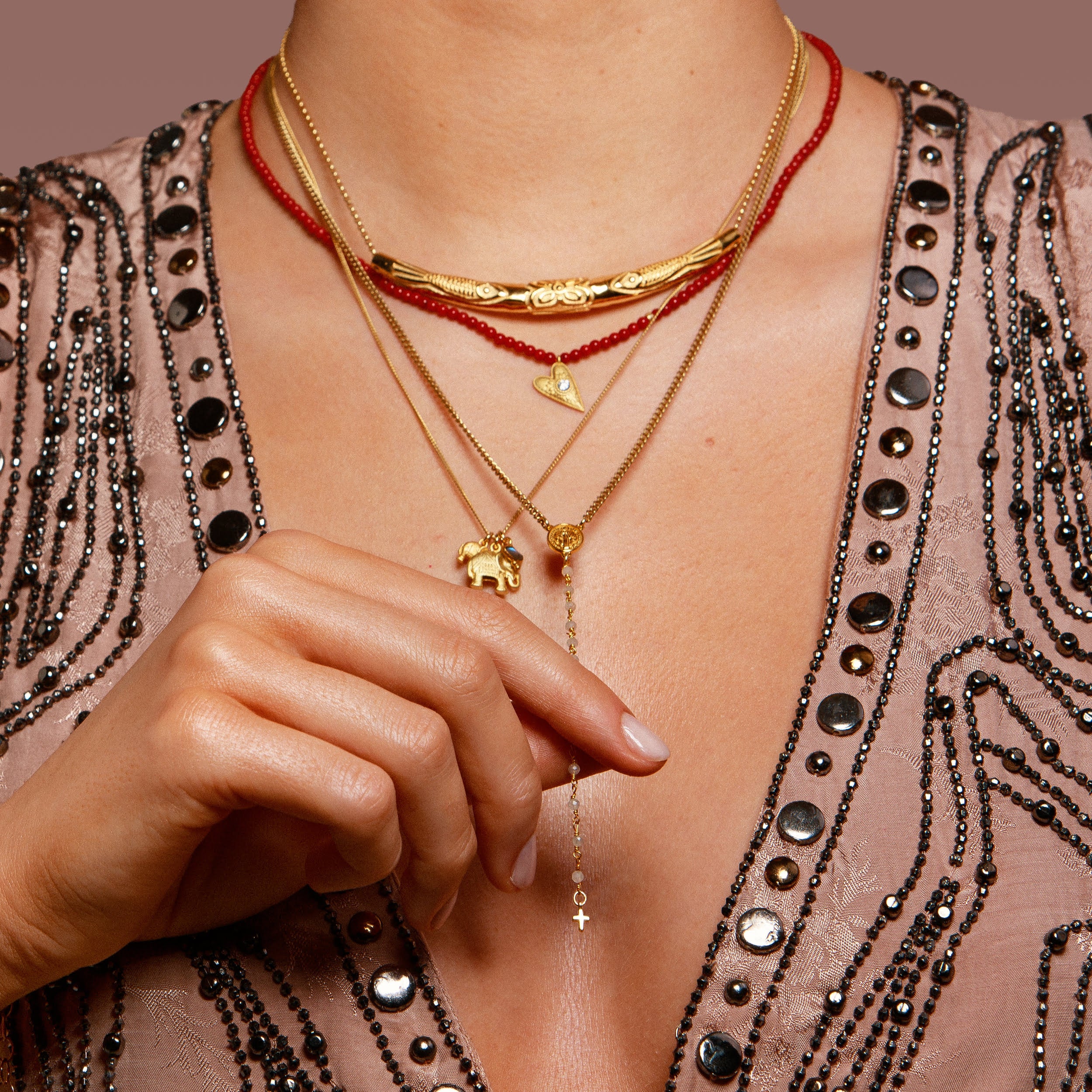 Vergoldeter Fische Choker aus Sterlingsilber: ein spiritueller Glücksbringer für Freiheit, Mut und Leichtigkeit. Kraftvoll, modern und perfekt zum Layern. Verstellbare Länge 38–43 cm.