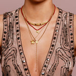 Entdecke „Prayer“ – eine moderne Rosenkranz-Kette mit Mondstein und Amulett, die Intuition stärkt, schützt und dich im Alltag erdet.