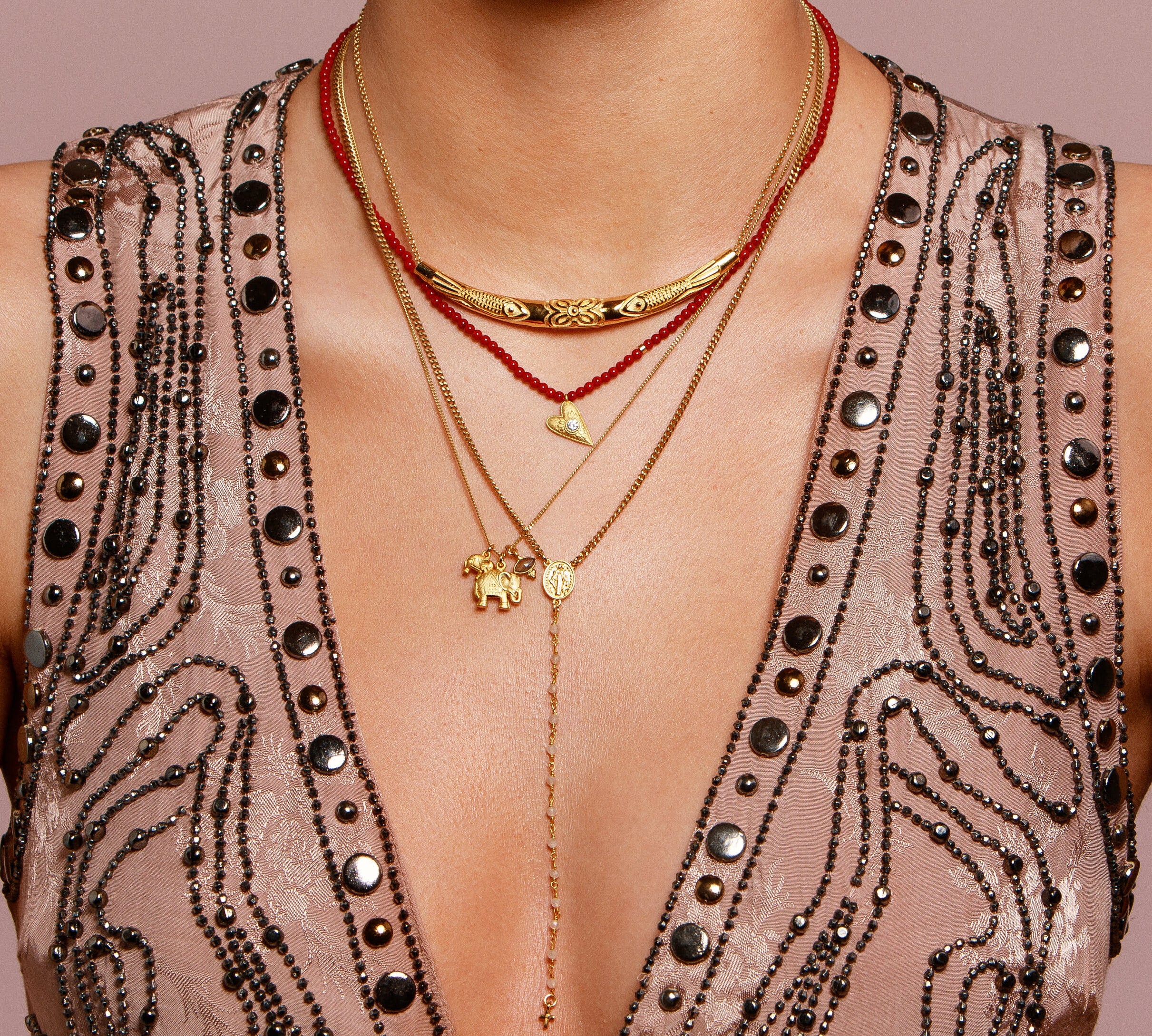 Entdecke „Prayer“ – eine moderne Rosenkranz-Kette mit Mondstein und Amulett, die Intuition stärkt, schützt und dich im Alltag erdet.