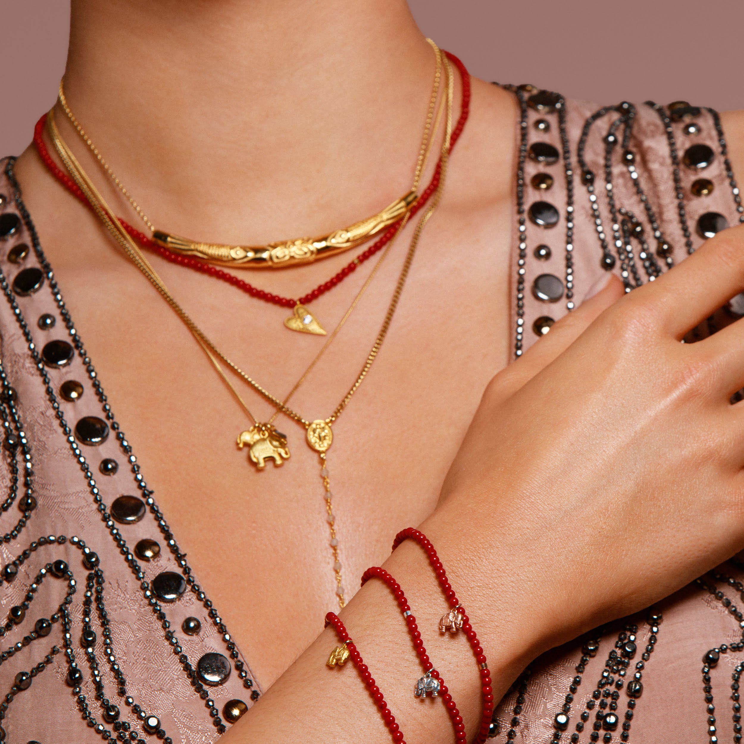 Vergoldeter Fische Choker aus Sterlingsilber: ein spiritueller Glücksbringer für Freiheit, Mut und Leichtigkeit. Kraftvoll, modern und perfekt zum Layern. Verstellbare Länge 38–43 cm.