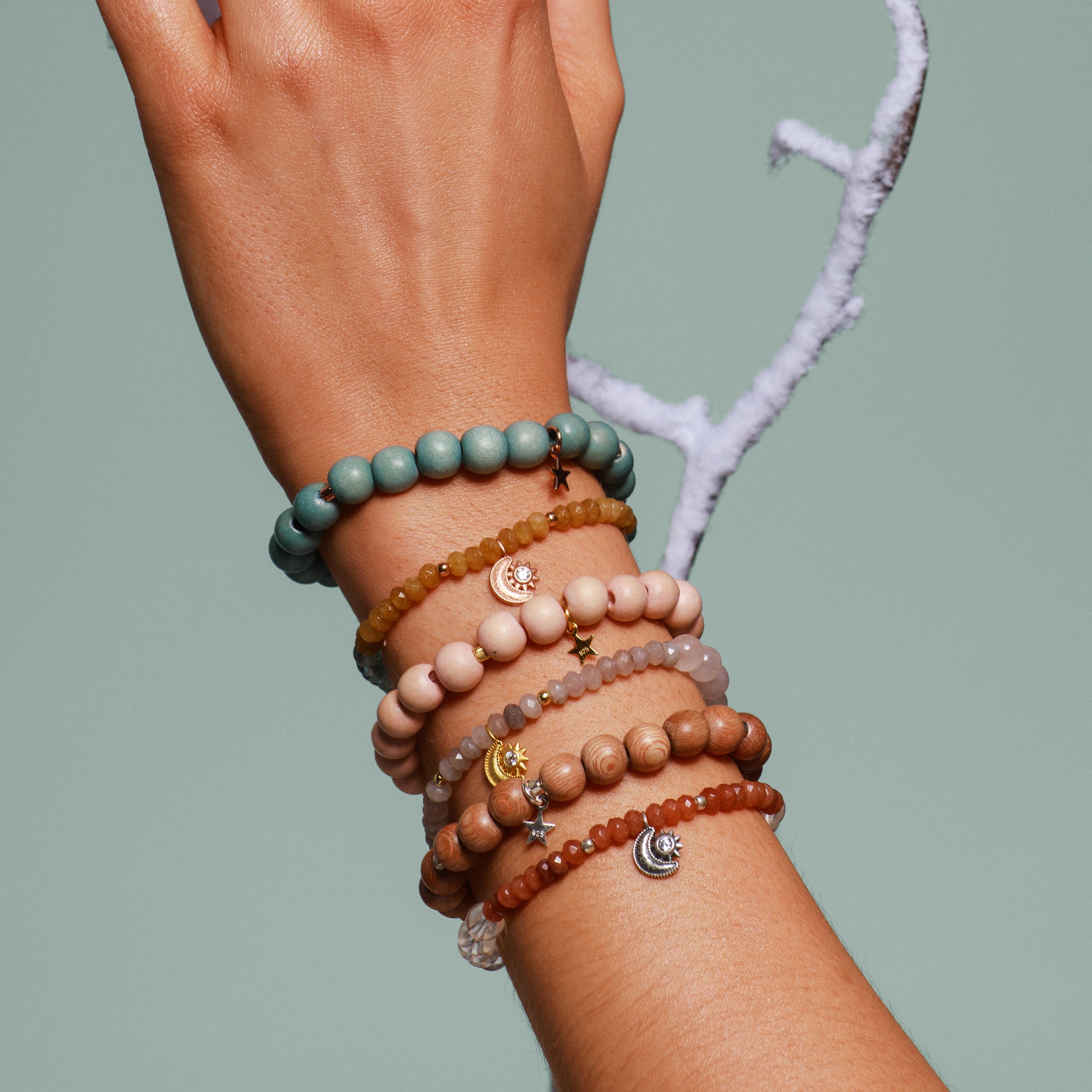 Armbandset aus Bergkristall, Achat und Vintage-Holz: Licht, Tiefe und Erdung im Einklang. Mit Sonne-Mond-Symbol für Balance, Intuition und innere Stärke.